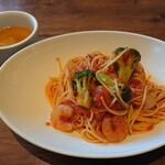 ジョリーパスタ - エビとブロッコリーのトマトソース