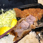 とんかつ春 - ロースカツの端っこ断面図。
