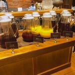 Bd26 - ドリンクバーには、ウーロン茶・紫野菜ジュース・オレンジジュース・トロピカルティ・アイスコーヒーが揃う。