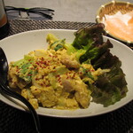 タイ食堂 アース フード - ガイパッポンカリーは、ご飯でなくてタマゴのカレー