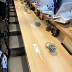 丸一 - スタートのカウンター。14席。