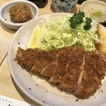 丸一 - ロースカツ定食に椎茸FとイカFを。