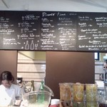 クラゲストア - カウンターの上空におすすめメニュー