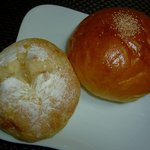 レコルト - （左）オレンジと練乳のプチパン 100円、（右）つぶあんパン 130円