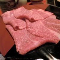 三嶋亭 本店 - すき焼きのお肉（最初の1枚が焼かれた後）