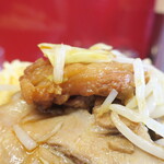 ラーメン二郎 - 豚の厚み