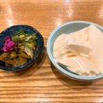 和食処 旬夏秋冬 - 突出しは漬物と豆腐