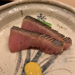 津の守坂 小柴 - お造り2：メジマグロの炙り