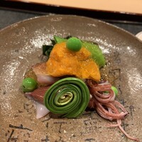 津の守坂 小柴 - ほたるいか　ウニ　こごみ　うすい豆　若芽　黄身酢　出汁ジュレ