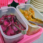 老広東 - 卓上に常備された漬物類