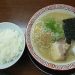 ラーメン浅野2号 - ランチのご飯は白飯かチャーシューごはんのどちらかが選べます