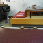 Takashita - 店内はテーブル席と小上がり席とカウンタ？