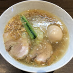 支那そばや - 塩らぁ麺（900円）＋名古屋コーチン味付け玉子（200円）