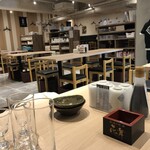 日本酒原価酒蔵 - 店内は２月オープンなので綺麗。
