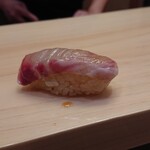 すし処 みや古分店 - 鯛の昆布〆