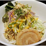 まぜそば専門店 シン・アジト - キレイな盛り付け。この後グチャグチャに混ぜます。
