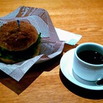 Hevunzu Kafe - トマトとクリームチーズのハンバーガー（胚芽パン）　680円、Aセット　ドリンク（コーヒー）　250円