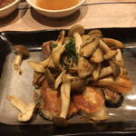 ステーキハウス 忍田 - 焼き牡蠣にきのこのせ，美味しい！！