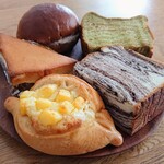 Hougetsu dou - チーズパン、トライアングル、コーヒーバタークリームサンド、スキラッチ抹茶、スキラッチチョコ