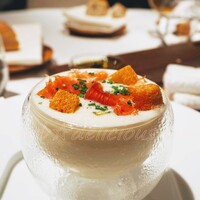 レストラン ラリューム - カリフラワーの軽やかなスープ 　　ハモンセラーノと香ばしいクルトンを浮かべて