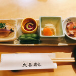 大喜寿し - お通し　左から２番目が「もってのほか」上の緑はセロリの飾り切り