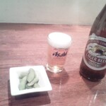 福寿 - ん？　ビール頼んだらおつまみがついてきました。これは何度か来店しているためのサービスだったのでしょうか？