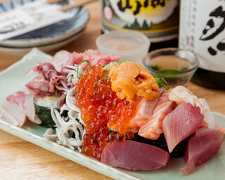 FUNEYA - ガリを巻いた細巻きの上に豪快に魚介ネタを乗せる「のっけ寿司」