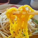 ボウボウラーメンながら - 太目で黄色い麺