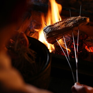 囲炉裏炭火の柔らかな炎でおくつろぎください。