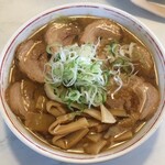 ラーメン 利助 - キャーーー！！！チャーシューメン！¥940。
            
            値段はやや強気ではあるが、この見ためは素晴らしい！！！
            
            久しぶりの『利助』のチャーシューメン。
            
            いただきます。
            
            
            いざ。
            
            
            