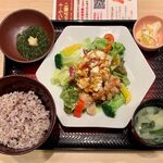 大戸屋 - ポテタル鶏竜田のサラダ定食 ¥890 ＋ アカモク小鉢 ¥170→無料