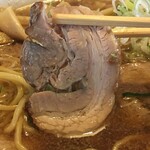 ラーメン 利助 - キャーーー！！！チャーシュー！！！
            
            赤身ホロホロの脂身トロトロ。
            
            チャーシューメンはチャーシューのイイトコを使うそうで、断られる事もあるメニュー。
            
            チャーシューのイイトコってどこだ？？？
            
            
            