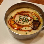 La Viña del Ensanche - お店のスペシャリテ、卵黄とフォアグラ、きのことマッシュポテトのミニスキレット4ユーロ