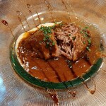 La Viña del Ensanche - ホロッと繊維に沿ってほぐれる柔らかなイベリコ豚ほほ肉に、重厚な赤ワインソースやとろけるマッシュポテトがマッチ