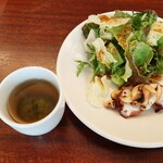 ブラッスリー舵 - サラダと副菜のタコとマッシュルームのカルパッチョ、サービスで無料のミニスープ