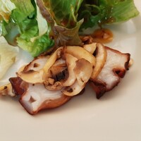 舵 - プリッと分厚く新鮮で甘いタコに、フレッシュマッシュルームを合わせたシンプルな副菜