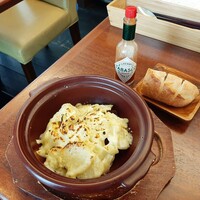 舵 - 黒毛和牛とじゃが芋のミートグラタン、サクサク軽い食感のバゲット