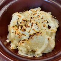舵 - ホクホクのスライスじゃが芋に、まろやかなベシャメルソースとこんがりカリカリのチーズがマッチ