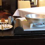 ラ メゾン ドゥ グラシアニ - 淡路・平岡農園のレモンの果肉と砂糖とシャルトリューズを加えたシロップのキャラメリゼのババとバジルのアイスクリームとソース ヨーグルトのメレンゲ調理中