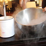 ラ メゾン ドゥ グラシアニ - 淡路島・苺さちのかのソルベとルバーブ調理中