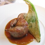 ラ メゾン ドゥ グラシアニ - 福崎町・OK農場のもち麦と小松菜のリゾットを詰めたウズラのロースト 小松菜の天ぷら ウズラの骨から取った出汁やバターや白ワインを合わせたソース