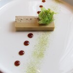 ラ メゾン ドゥ グラシアニ - キャベツのパウダーをまぶしたフォアグラの一皿 春キャベツのゼリー状のもの 白ワインビネガー 春キャベツと芽キャベツを揚げたもの キャベツのパウダー シードルのソース