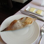 ラ メゾン ドゥ グラシアニ - 自家製ミニバゲット 仏ノルマンデイーのイズニーバター 淡路島の玉ねぎを加えた北海道よつ葉バター