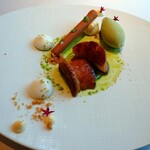 ラ メゾン ドゥ グラシアニ - 淡路・平岡農園のレモンの果肉と砂糖とシャルトリューズを加えたシロップのキャラメリゼのババとバジルのアイスクリームとソース ヨーグルトのメレンゲ