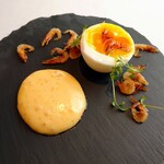 ラ メゾン ドゥ グラシアニ - 丹波・婦木農場の半熟卵と桜エビのフリット 桜エビのオイルを使った特製ベアルネーズソース