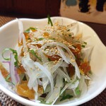 インディ庵 - ・奈良漬と新玉葱の大葉サラダ