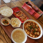 アジアンキッチン 餃子のハナハナ - 四川麻婆豆腐・餃子ランチ￥900