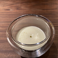 エニェ - 新じゃがのムースと新玉葱のコンフィ