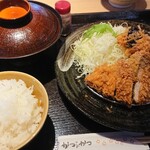 かつアンドかつ - 2004_かつアンドかつ 若園公園店_日替わりランチ＠880円(税別) ロースカツ、ミンチカツ、野菜フライ(南瓜、いんげん)+豚汁＠100円(税別)