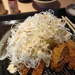 かつアンドかつ - 2004_かつアンドかつ 若園公園店_日替わりランチ＠880円(税別) ロースカツ、ミンチカツ、野菜フライ(南瓜、いんげん)+豚汁＠100円(税別)_勿論キャベツはおかわりします。山盛りにしてゴマドレッシングで美味しくいただきます！